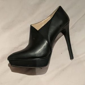 7.5 Jessica Simpson black leather pump booties